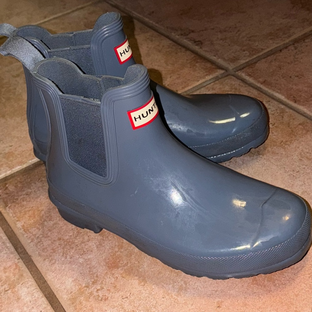 Women’s slip on HUNTER waterproof boots in a size 7.. Only worn once or twice!!